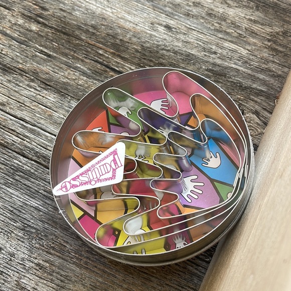 NEW Metal Cookie Cutter Set (3Hands L,M,S) in Circle Tin - Picture 4 of 4